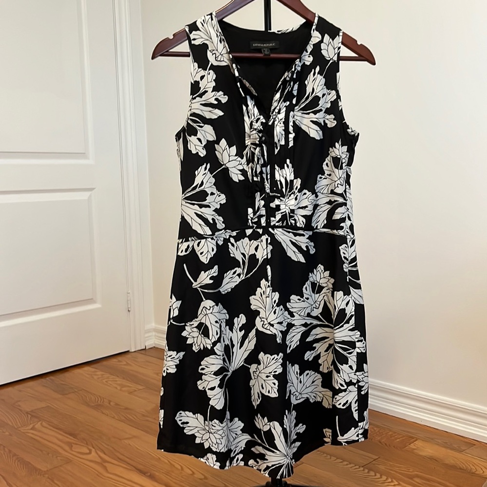 Banana republic black and white floral mini tie neck dress 0P